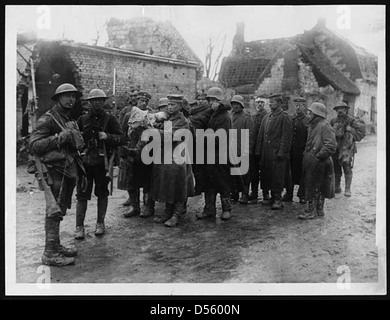 Deutsche Gefangene werden im Ersten Weltkrieg gesehen, einige mit einem verwundeten Kameraden. Diese Aufnahmen verdeutlichen die menschlichen Kosten des Krieges und zeigen beide Seiten des Konflikts. Stockfoto