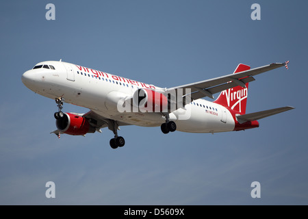 LOS ANGELES, Kalifornien, USA - landet 21. März 2013 - Virgin America Airbus A320-214 am Flughafen Los Angeles Stockfoto