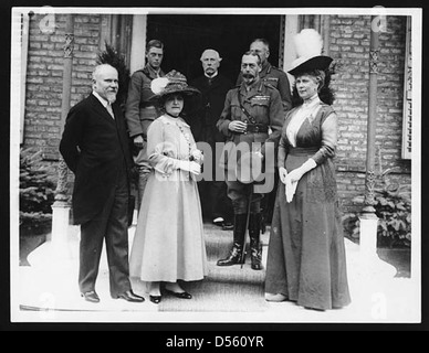 Auf diesem Foto werden Schlüsselfiguren aus dem Ersten Weltkrieg, darunter der König, der Königin und bedeutende militärische und politische Führer wie Sir Douglas Haig und Monsieur Poincare, während eines Kriegstreffens dargestellt. Diese Zahlen spielten während des Konflikts eine wichtige Rolle in militärischen und diplomatischen Angelegenheiten. Stockfoto