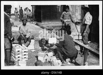 Eine Ausgabe von Seife und Zigaretten für Soldaten während des Ersten Weltkriegs, die grundlegende Versorgung für Hygiene und Moral lieferte. Diese Gegenstände waren Teil der wichtigsten Rationen, die an die Truppen an der Front verteilt wurden. Stockfoto