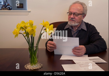 Ein senior Mann betreffenden finanziellen Briefe lesen Stockfoto