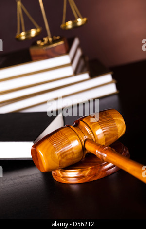 Richter aus Holz Hammer und Bücher Stockfoto