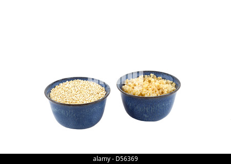 Organischen Roh und gekocht Schüsseln mit Golden / weiße Quinoa (Chenopodium Quinoa) Stockfoto
