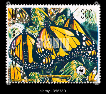 Briefmarke aus Mexiko, die Darstellung der Monarchfalter (Danaus Plexippus) auf ihre Winterquartiere. Stockfoto