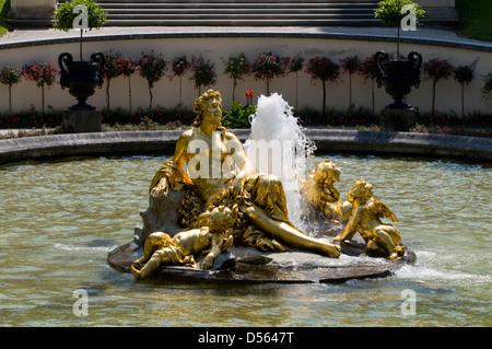 Goldene Statue auf Schloss Linderhof, Bayern, Deutschland Stockfoto