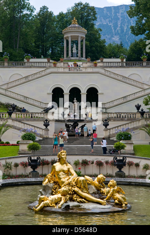 Schloss Linderhof Wasser Parterre und goldene Statue, Bayern, Deutschland Stockfoto