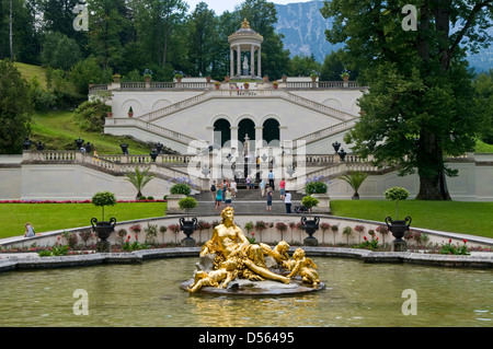 Schloss Linderhof Wasser Parterre und goldene Statue, Bayern, Deutschland Stockfoto