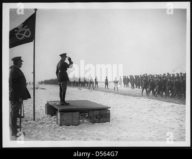 Prince Of Wales unter den Gruß auf dem Marsch Vergangenheit eines Regiments in Frankreich Stockfoto