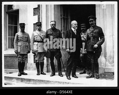 König Georg V. trifft sich während des Ersten Weltkriegs mit dem französischen Präsidenten Raymond Poincaré und dem britischen General Sir Douglas Haig. Stockfoto