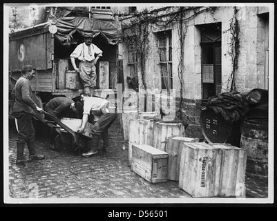 Französische Soldaten entfernen die Weine aus den Kellern in Amiens in LKW Stockfoto