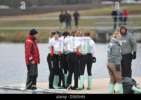 Eton Dorney, Großbritannien. 24. März 2013. Die Cambridge Mannschaft unter Tränen auf dem Steg am Dorney Lake in Eton, nach dem Verlust der Newton Frauen Universitätsregatta umarmen. Trotz Einnahme einer frühen Führung, am Ende, verloren Cambridge, Oxford durch 1,75 Längen im 7m21s. Bildnachweis: Michael Preston / Alamy Live News Stockfoto