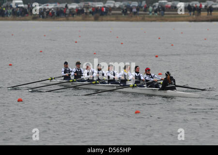 Eton Dorney, Großbritannien. 24. März 2013. Die Oxford-Crew suchen glücklich und spülte mit Erfolg nach Newton Women es University Boat Race zu gewinnen. Cambridge eine frühe Führung übernahm, kämpfte Oxford zurück um von 1,75 Längen im 7m21s zu gewinnen. Von links nach rechts, Crew-Namen sind: Bogen: Marianne Novak, Platz 2: Alice Carrington-Windo, Platz 3: Mary Foord-Weston, Platz 4: Jo Lee, Platz 5: Amy Varney, Platz 6: Harriet Keane, Platz 7: Anastasia Chitty, Schlaganfall: Maxie Scheske, Cox: Katie Apfelbaum. Bildnachweis: Michael Preston / Alamy Live News Stockfoto