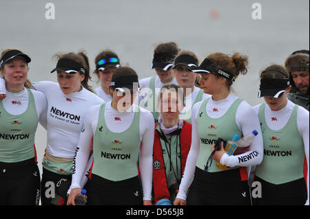 Eton Dorney, Großbritannien. 24. März 2013. Suchen Sie sehr müde, und unter Tränen, machen die Besatzung des Bootes Cambridge Blau den Weg zum Bootshaus nach dem Verlust der Newton Frauen University Boat Race. Trotz Einnahme einer frühen Führung, am Ende, verloren Cambridge, Oxford durch 1,75 Längen im 7m21s. Vordere Reihe sind von links nach rechts: Fay Sandford, Caroline Reid, Emily Day, Esther Momcilovic, Holly Game, Vicky Shaw. Bildnachweis: Michael Preston / Alamy Live News Stockfoto