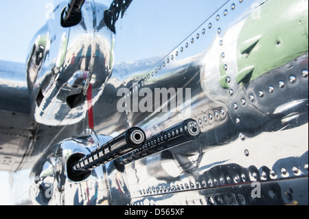 Montierte Waffen spiegeln in poliertem Chrom ein zweiter Weltkrieg Ära Mitchell B-25 Bomber bei einer Flugschau in Columbus, Georgia. Stockfoto