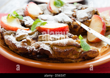 großen hausgemachten Apfelkuchen mit Kaffee, Nahaufnahme Stockfoto