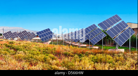 Solarstromanlage für die Umwandlung von Sonnenlicht in elektrischen Strom mit Photovoltaik-panels Stockfoto