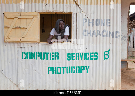 Man wartet auf Geschäft in einem Mobiltelefon aufladen stand, Yala, Kenia. Stockfoto