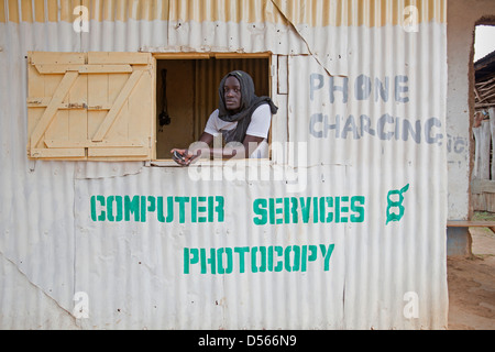 Man wartet auf Geschäft in einem Mobiltelefon aufladen stand, Yala, Kenia. Stockfoto