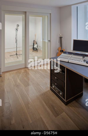 SoundTree-Recording-Studios, London, Vereinigtes Königreich. Architekt: Ben Adams Architekten, 2011. Blick vom Kontrollraum zur Aufnahme Stockfoto