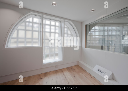 SoundTree-Recording-Studios, London, Vereinigtes Königreich. Architekt: Ben Adams Architekten, 2011. Fenster im Tonstudio. Stockfoto