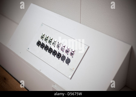 SoundTree-Recording-Studios, London, Vereinigtes Königreich. Architekt: Ben Adams Architekten, 2011. Mischpult mit mic-Stecker. Stockfoto