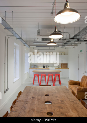 SoundTree-Recording-Studios, London, Vereinigtes Königreich. Architekt: Ben Adams Architekten, 2011. Holztisch im Studio Büro Wohnzimme Stockfoto