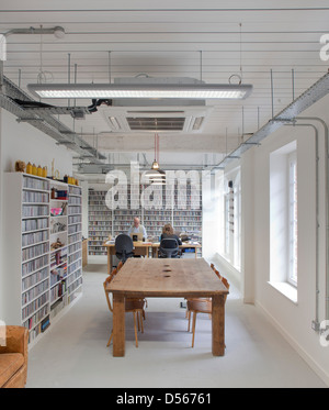 SoundTree-Recording-Studios, London, Vereinigtes Königreich. Architekt: Ben Adams Architekten, 2011. Aufnahme Studio Office mit CD shel Stockfoto