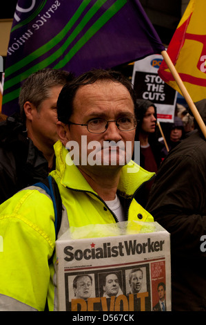 Sozialistische Arbeiter-Zeitung von einem SWP-Mitglied auf einer Demonstration verkauft Stockfoto