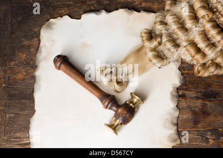 Herren Richter-Perücke Weiß Mit Plastik-Hammer – Set Für Halloween, Mottoparty & Kostüm
