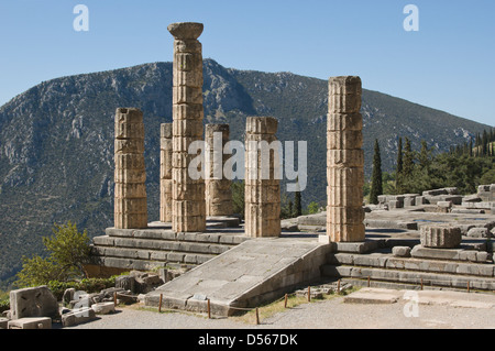 Altar der Chioten und Tempel des Apollo in Delphi, Griechenland Stockfoto