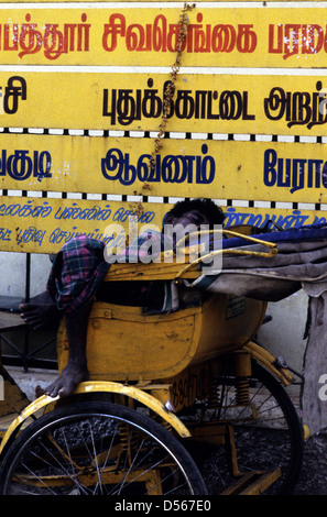 Mann schläft in einer Rikscha in Chennai Tamil Nadu in Südindien Stockfoto
