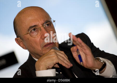 Der Präsident der brasilianischen Zentralbank (Banco Do Brasil), Henrique de Campos Meirelles, Gesten nach einem Treffen mit Wirtschaftsvertretern in Brasilia, Brasilien, 10. März 2010. Foto: ARNO BURGI Stockfoto