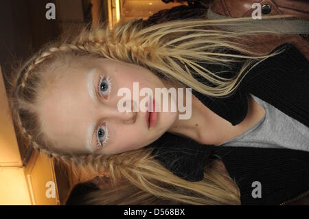 Modell Anne Sophie Monrad bleibt hinter den Kulissen bei der Show von Wunderkind by Wolfgang Joop während der Paris Prêt Womens Fashion Week in Paris, Frankreich, 10. März 2010. Die Prêt-Damenmode läuft Herbst Winter bis 10. März 2010. Foto: Hendrik Ballhausen Stockfoto