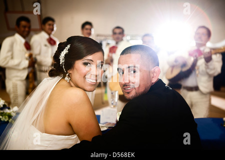 Hispanische Braut und Bräutigam auf Hochzeit Stockfoto