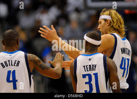 Dallas Mavericks vorwärts Dirk Nowitzki (R, 41) gratuliert Teamkollege Caron Butler (L, 4), wie Jason Terry (31) im dritten Quartal gegen die Denver Nuggets im American Airlines Center in Dallas, Texas USA, 6. November 2010 folgt. Foto: Ralph Lauer dpa Stockfoto