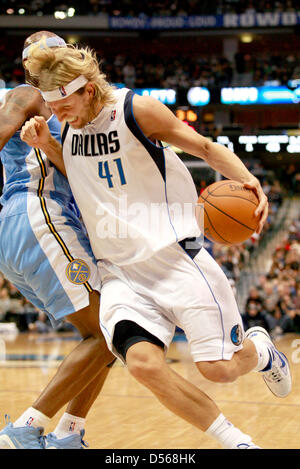 Dallas Mavericks weiterleiten Dirk Nowitzki Laufwerke um die Denver Nuggets Al Harrington das American Airlines Center in Dallas, Texas USA, 6. November 2010 Foto: Ralph Lauer Stockfoto