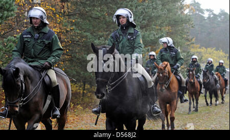 Berittene Polizisten in Kampfmontur sichern das Gleisbett gegen Anti-Atom-Aktivisten in der Nähe von Leistade, zwischen Lüneburg und Dannenberg, Deutschland, 7. November 2010. 12. Lieferung von Atommüll aus der französischen Wiederaufbereitungsanlage in La Hague soll in das Zwischenlager für Atommüll in Gorleben ankommen. Foto: Fabian Bimmer Stockfoto