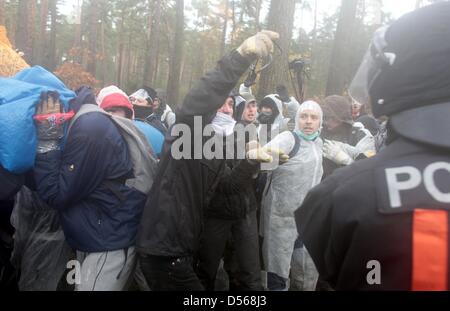 Bereitschaftspolizei bewegen gegen die Anti-Atom-Aktivist während einer Protestkundgebung gegen den Castor Nukleartransporten in entlang der Wailway in der Nähe von Leistade, zwischen Lüneburg und Dannenberg, Deutschland, 7. November 2010 verfolgt. 12. Lieferung von Atommüll aus der französischen Wiederaufbereitungsanlage in La Hague soll in das Zwischenlager für Atommüll in Gorleben ankommen. Foto: Kay Stockfoto