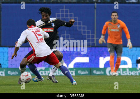 Fußball Bundesliga 11. Spieltag: Hamburger SV - TSG Hoffenheim bin Samstag (06.11.2010) in der Imtech Arena in Hamburg. Hamburgs Piotr Trochowski (l) Und Hoffenheims Isaac Vorsah Kämpfen äh Höhle Ball. Foto: Bodo Marks Dpa/Lno (Achtung Sperrfrist! Die DFL Erlaubt Die Weiterverwertung der Bilder Im IPTV, Mobilfunk Und Durch Sonstige Neue Technologieentwicklungsfähigkeit Erst Zwei Stunden Nach Spielende. Stockfoto