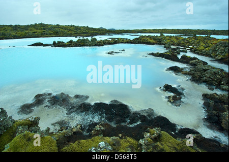 Das blaue Wasser zwischen die Lavasteine moosbedeckten außerhalb des Resorts Blue Lagoon Island Stockfoto