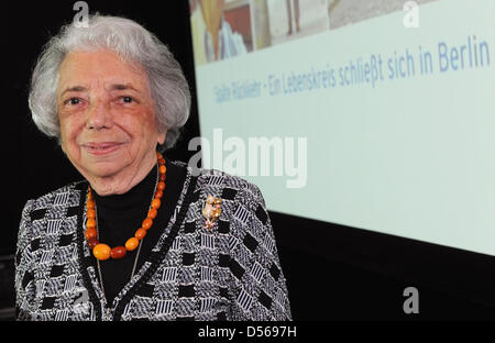 Holocaust-Überlebenden Margot Friedlaender lächelt während der Präsentation des Films "Verspätete Rückgabe - A Circle of Life kommt Full Circle in Berlin" auf ihr in Berlin, Deutschland, 7. November 2010. Foto: Britta Pedersen Stockfoto