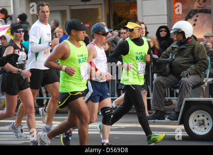 Chilenischen Bergleute Edison Pena (C) beteiligt sich an der New York Marathon in New York City, NY, USA, 7. November 2010. Foto: Chris Melzer Stockfoto