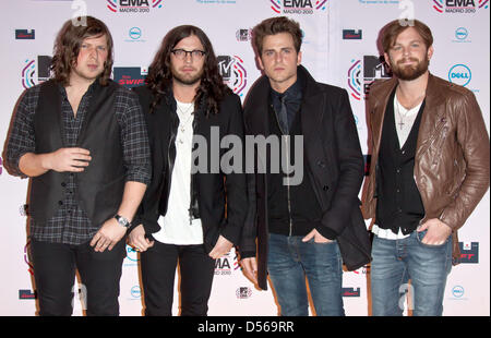 Musiker Matthew Followill (L-R), Nathan Followill, Jared Followill und Caleb Followill der US-Band Kings of Leon kommen bei der 2010 MTV Europe Music Awards (EMA) 7. November 2010 im Caja Magica in Madrid, Spanien, statt. Foto: Hubert Boesl Stockfoto