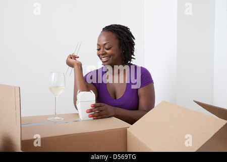 Schwarze Frau Auspacken und asiatischen Essen Stockfoto