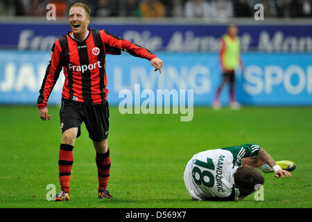 Frankfurts Patrick Ochs (L) lacht nach Wolfsburg Mario Mandzukic auf den Boden, während Deutsche Bundesliga fällt Spiel Eintracht Frankfurt vs. VfL Wolfsburg in der Commerzbank Arena in Frankfurt Main, Deutschland, 6. November 2010. Foto: Marius Becker Stockfoto