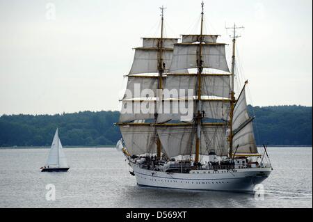 (Datei) - ein Bild vom 20. August 2010 zeigt die "Gorch Fock" auf Meer bei den Marinehafen in Kiel, Deutschland. Eine 25 Jahre alte Polizistin Kandidat aus dem Rig die Gorch Fock fiel und starb. Der Unfall ereignete sich während einer Ausbildung in Brasilien am 7. November 2010, nach der deutschen Marine. Foto: Carsten Rehder Stockfoto