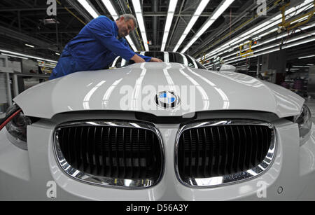 Ein Mann Arbeitet bin Montag (08.11.2010) in der Produktion Im BMW-Werk in Regensburg (Oberpfalz) Einem BMW der 3er Reihe. BMW Gibt bin Quantenelektrodynamik (09.11.2010) Seine Weltweiten Absatzzahlen Bekannt. Foto: Armin Weigel Dpa/lby Stockfoto