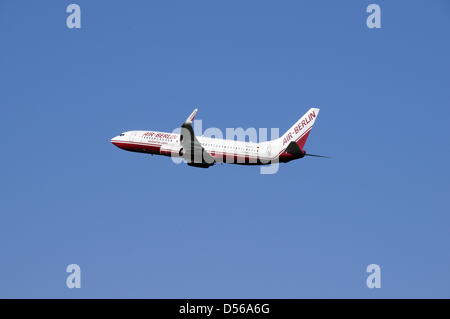 Air Berlin Boeing 737-86J begann Vor Blauem Himmel Bei Einem Fototermin Auf Dem Flughafenvorfeld Anlässlich der Mission des Küchenteam Airbus A380 der Fluggesellschaft Lufthansa am 03.06.2010 Auf Dem Flughafen in Köln (Konrad Adenauer Flughafen) Foto: Horst Galuschka Stockfoto