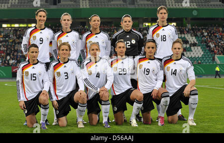 Fu§Ball Frauen LŠnderspiel: Deutschland - Australien bin Donnerstag (28.10.2010) in der Volkswagen Arena in Wolfsburg. Deutschlands Frauen Beim Teamfoto: Reihe Oben (Vlnr): Birgit Prinz, Inka Grings, Ursula Holl Und Kerstin Garefrekes, Simone Laudehr. Reihe unten (Vlnr) Sonja Fuss, Saskia Bartusiak, Babett Peter, Lena Goe§ling, Fatmire Bajramaj Und Kim Kulig. Foto: Carmen Jaspersen Stockfoto