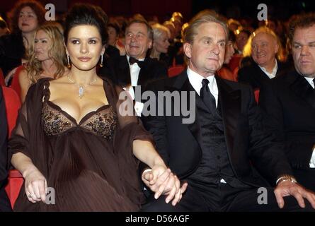 (Datei) - datiert ein Datei-Bild 6. Februar 2003 zeigt Hollywood-star Michael Douglas und seine schwangere Frau Catherine Zeta-Jones, die Teilnahme an der Eröffnung der 53. Internationalen Filmfestspiele im Berlinale-Palast am Potzdamer-Platz in Berlin, Deutschland. Der schwerkranken Hollywoodstar bereitet sich auf sein nächstes Filmprojekt mit Hilfe seiner Frau Catherine Zeta-Jones. Foto: ANDR Stockfoto